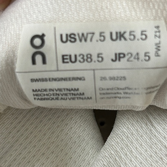 Woman’s On Running On Cloud Cloudnova 2 Sneakers White. Size 7.5 - Picture 13 of 14